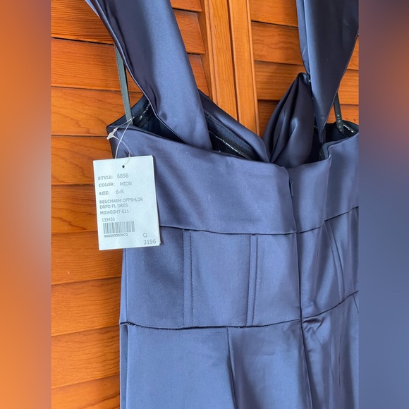 After Six Off The Shoulder Satin Charmeuse Gown With Removable Sleeves.Sz 6
#316 - Picture 9 of 9